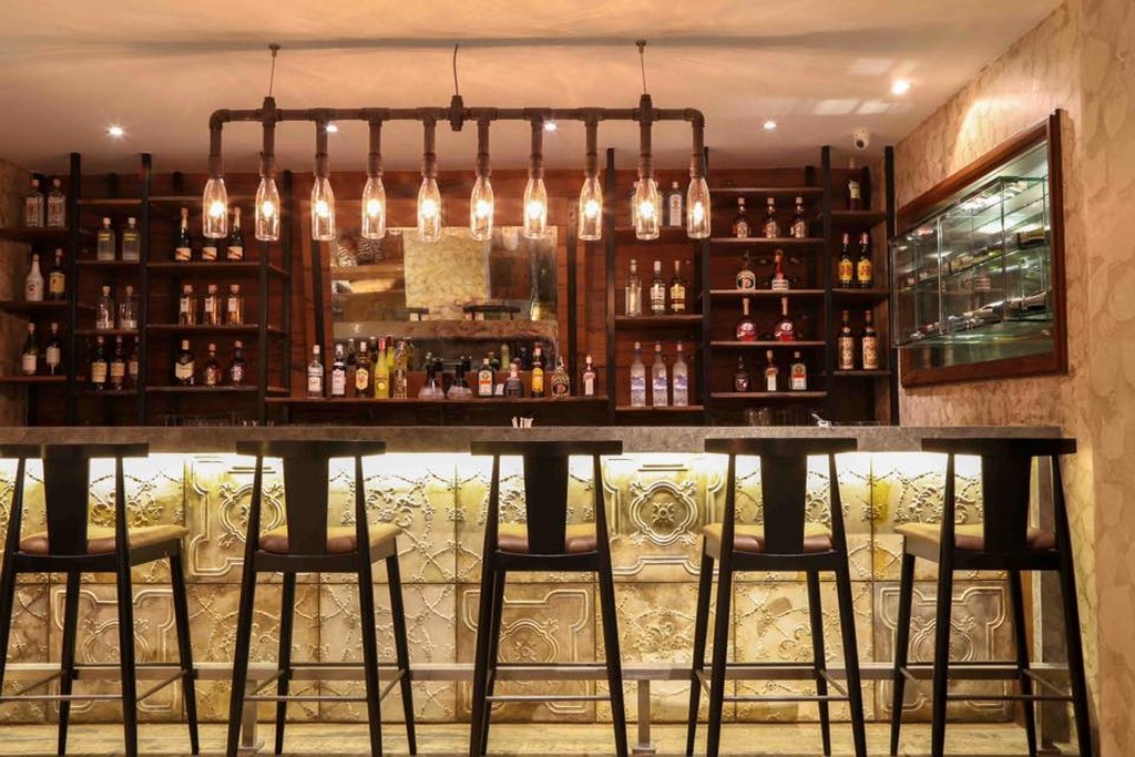 DISTRICT LOUNGE, KEMPS CORNER